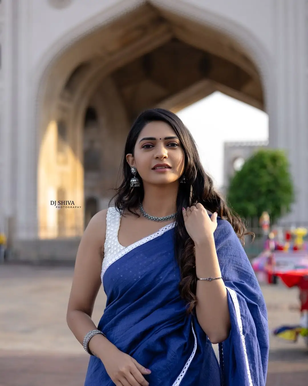 ZEE TV ACTRESS NISARGA GOWDA IN BLUE SAREE SLEEVELESS WHITE BLOUSE 5